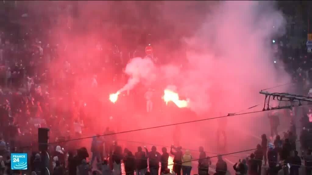 نشرة خاصة بالاحتجاجات في فرنسا