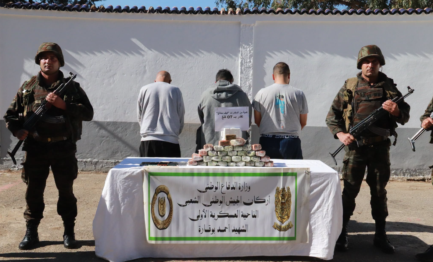 وزارة الدفاع: إحباط إدخال أزيد من 3 قناطير من الكيف عبر الحدود مع المغرب