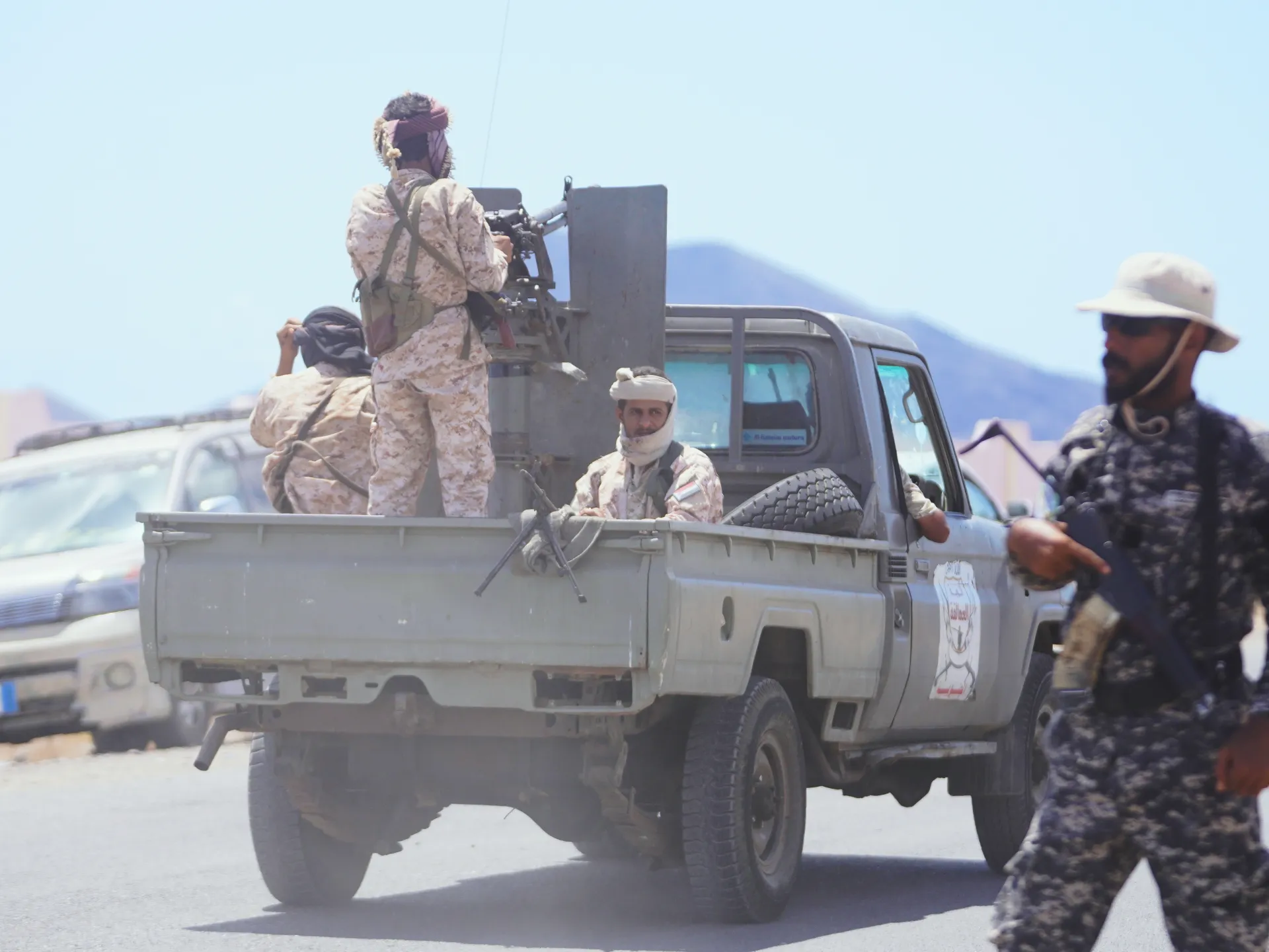 القوات الحكومية تستعيد مواقع في تعز والحوثيون يعلنون احتفاظهم بمكاسبهم