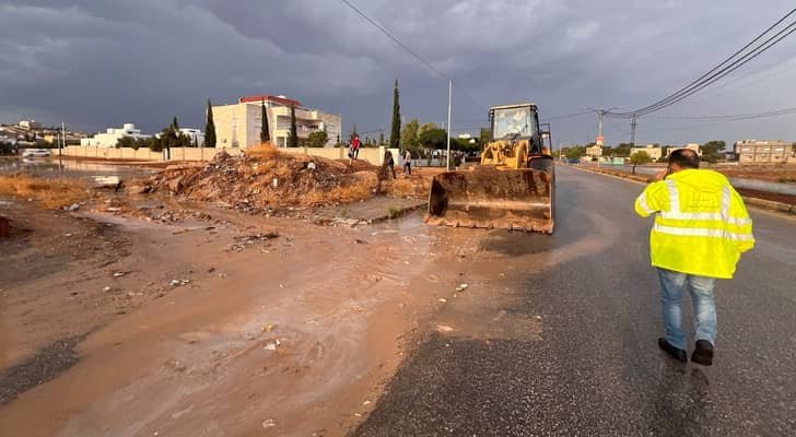 بلدية الرمثا تتعامل مع 24 شكوى وتتدخل لمعالجة مداهمة المياه لأربعة منازل