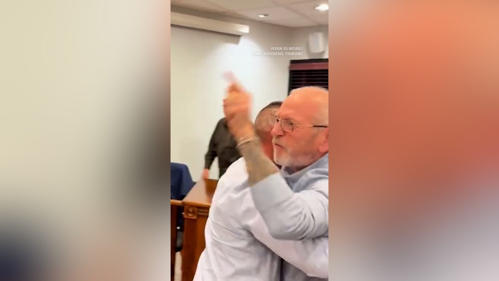 اتهامات متبادلة ومواجهة ساخنة.. فوضى في اجتماع مجلس بلدي بنيوجيرسي