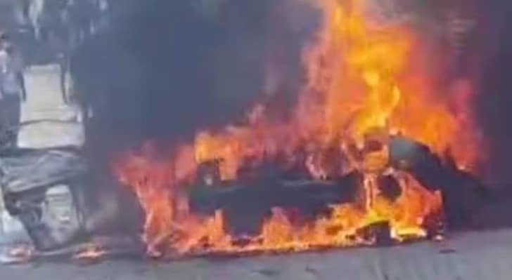 شهيد و10 إصابات في غارة جوية استهدفت مركبة في دير البلح وسط قطاع غزة