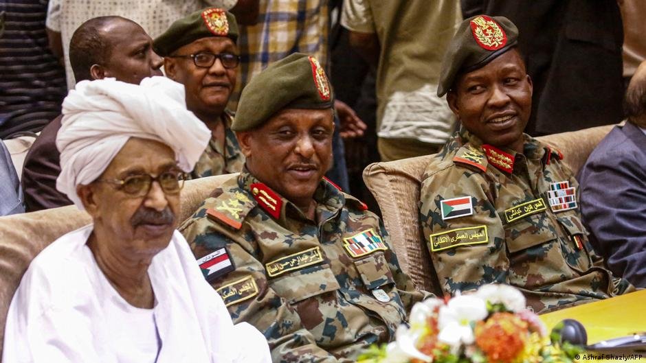 حكم إماراتي بسجن مسؤولين سودانيين سابقين ومقربين من الجيش في قضية تهريب أسلحة