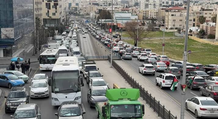 أزمات مرورية خانقة بالشوارع الرئيسية في عمان مع بداية الأسبوع