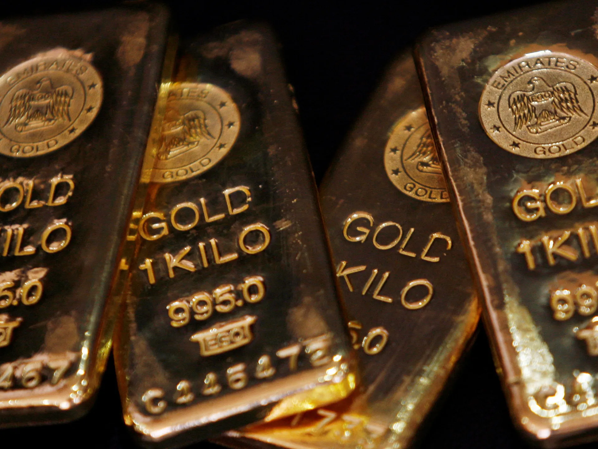 الذهب يتراجع والدولار يترقب بيانات التضخم الأمريكية
