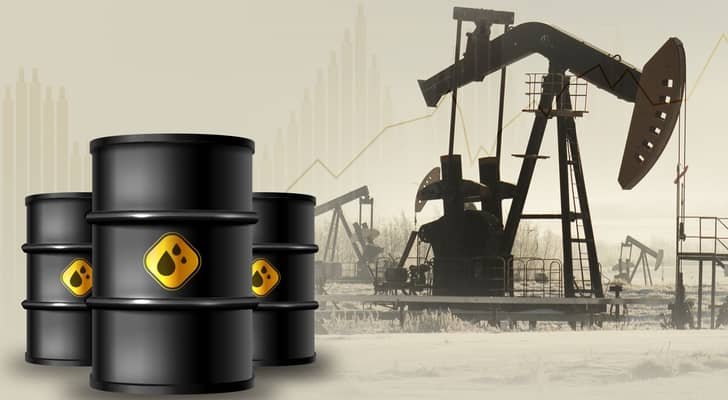 أسعار النفط تتراجع وتتجه نحو تحقيق مكاسب أسبوعية وسط ضبابية الإمدادات