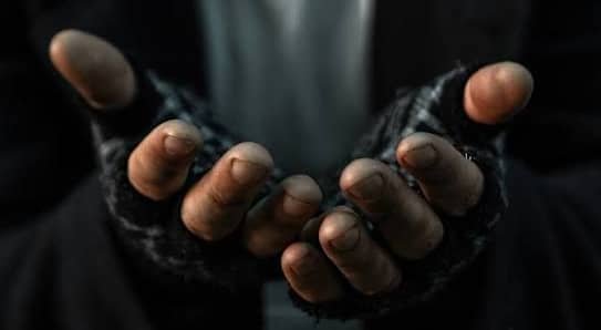 12 سنة تعذيب.. كيف سرقت عاملة نظافة ندى من حضن أهلها وحولتها لمتسولة في مصر؟