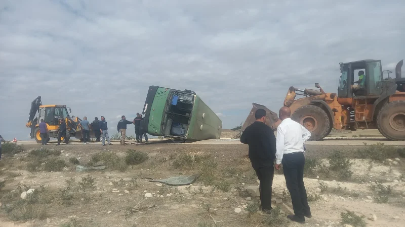 الجريصة: وفاة تلميذة وإصابة 7 آخرين في انقلاب حافلة مدرسية