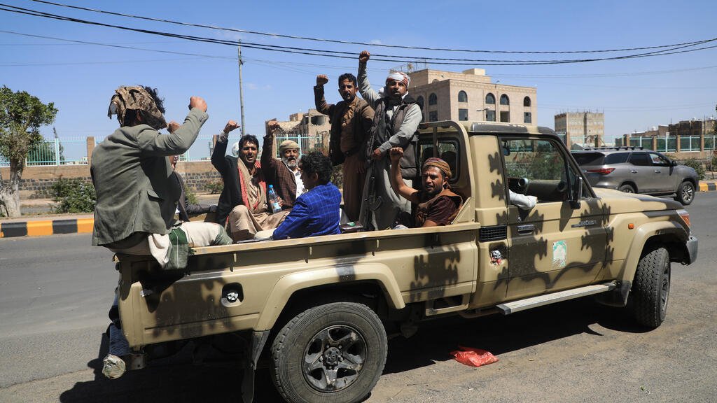 مباشر: التحالف بقيادة السعودية يعلن تدمير 3 صواريخ بالستية أطلقها الحوثيون نحو المنطقة الشرقية