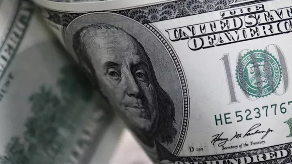الدولار يواصل الصعود ويسجل 9.85 دينار في السوق الموازية