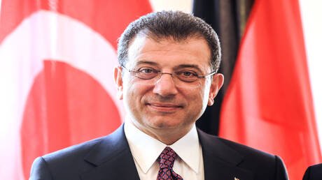رئيس بلدية إسطنبول المسجون يبدأ دفاعه أمام المحكمة في 142 تهمة تتجاوز عقوبتها ألفي عام