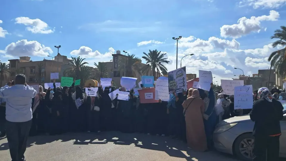 حراك المعلمين يربط موقفه من الإضراب بتنفيذ المطالب ويرفض الاكتفاء بالوعود