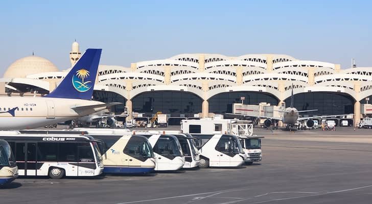 السفارة الأمريكية في السعودية تدعو رعاياها إلى اليقظة المشددة بعد الهجمات على مطار الرياض
