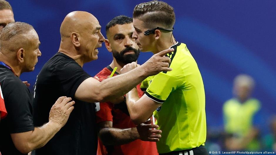 الفيفا يعاقب حسام وإبراهيم حسن وزيكو بعد تصريحات ضد التحكيم في مباراة الأرجنتين ـ مصر