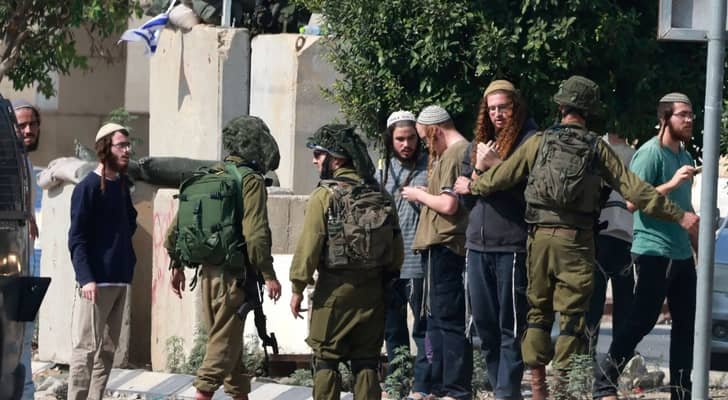 مصادر فلسطينية: تصاعد اعتداءات المستوطنين والاقتحامات والاعتقالات في الضفة والقدس والنقب