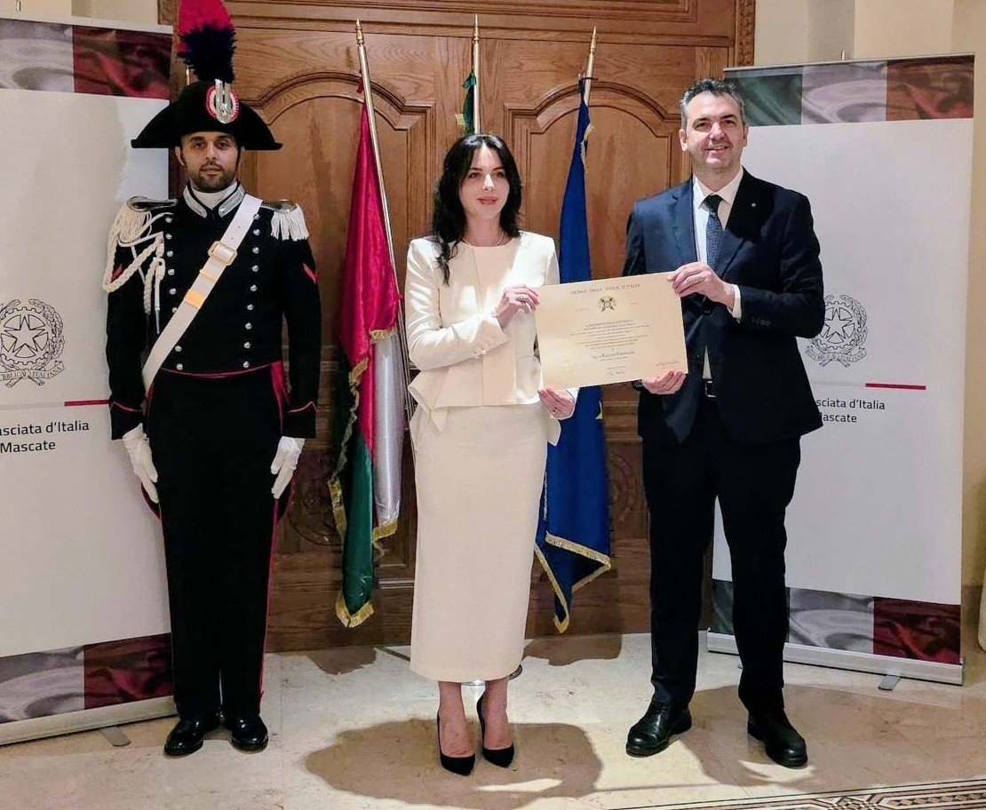 السفارة الإيطالية بمسقط تمنح وسام "فارس من رتبة نجمة إيطاليا" لبياتريتشيه فرانشيسكي