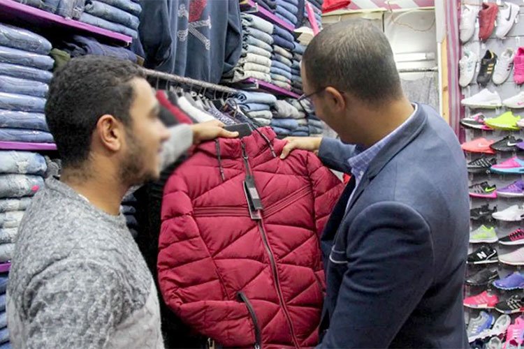 الألبسة الشتوية تعود إلى واجهات المحلات التجارية