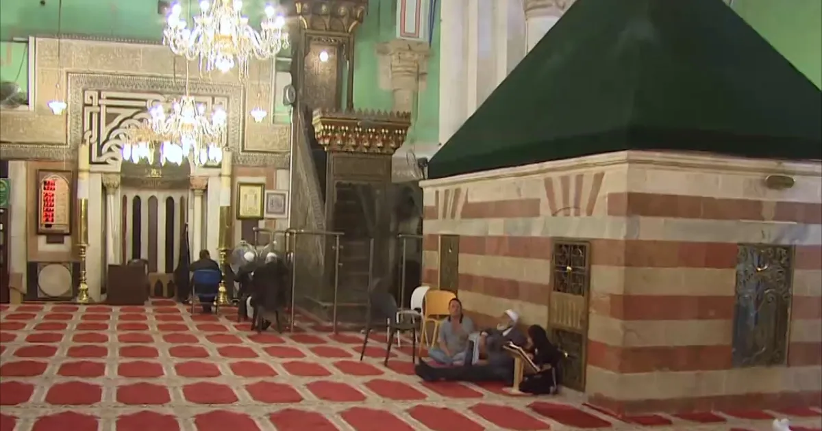 لليوم الـ 114 الأذان ممنوع بالحرم الإبراهيمي و تحذيرات من مخططات التهويد