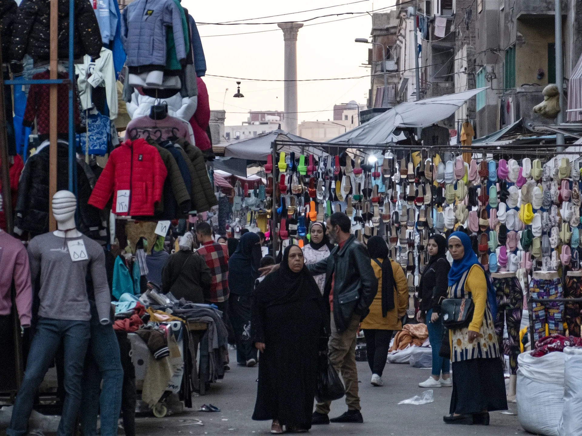 انكماش في مصر ونمو قوي للقطاع غير النفطي في الخليج