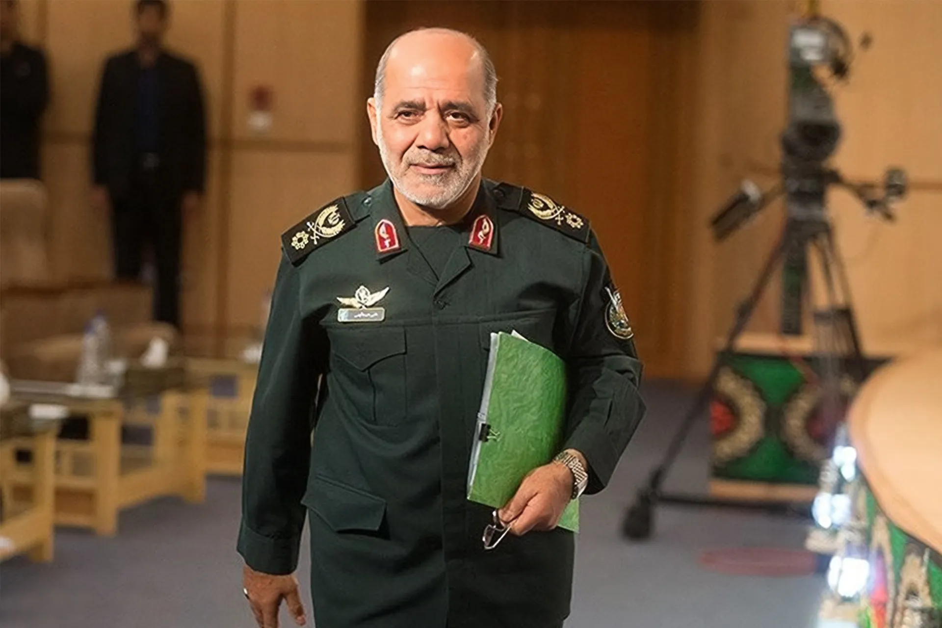 طهران تتوعد البحرية الأمريكية وترمب يلوّح بضربات جديدة