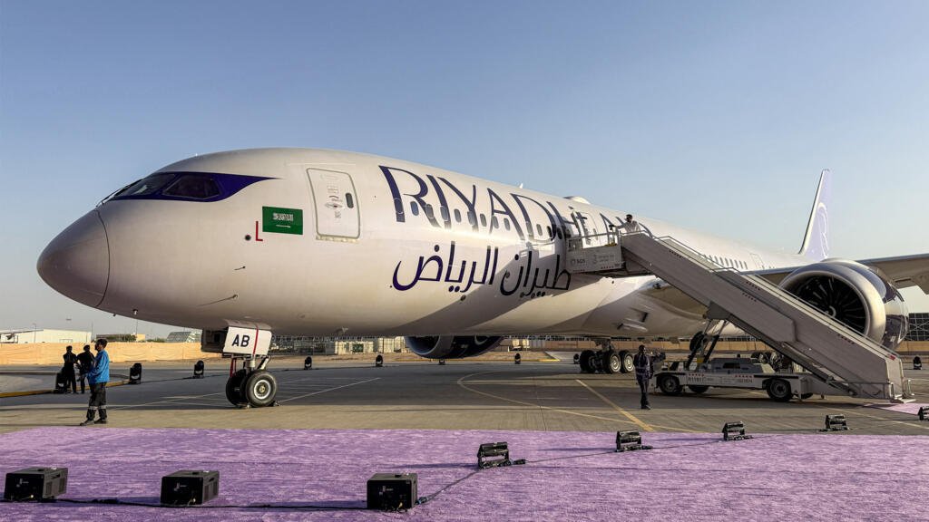 السعودية تعترض صواريخ حوثية ومطار الرياض يستأنف رحلاته وسط استمرار الهجمات