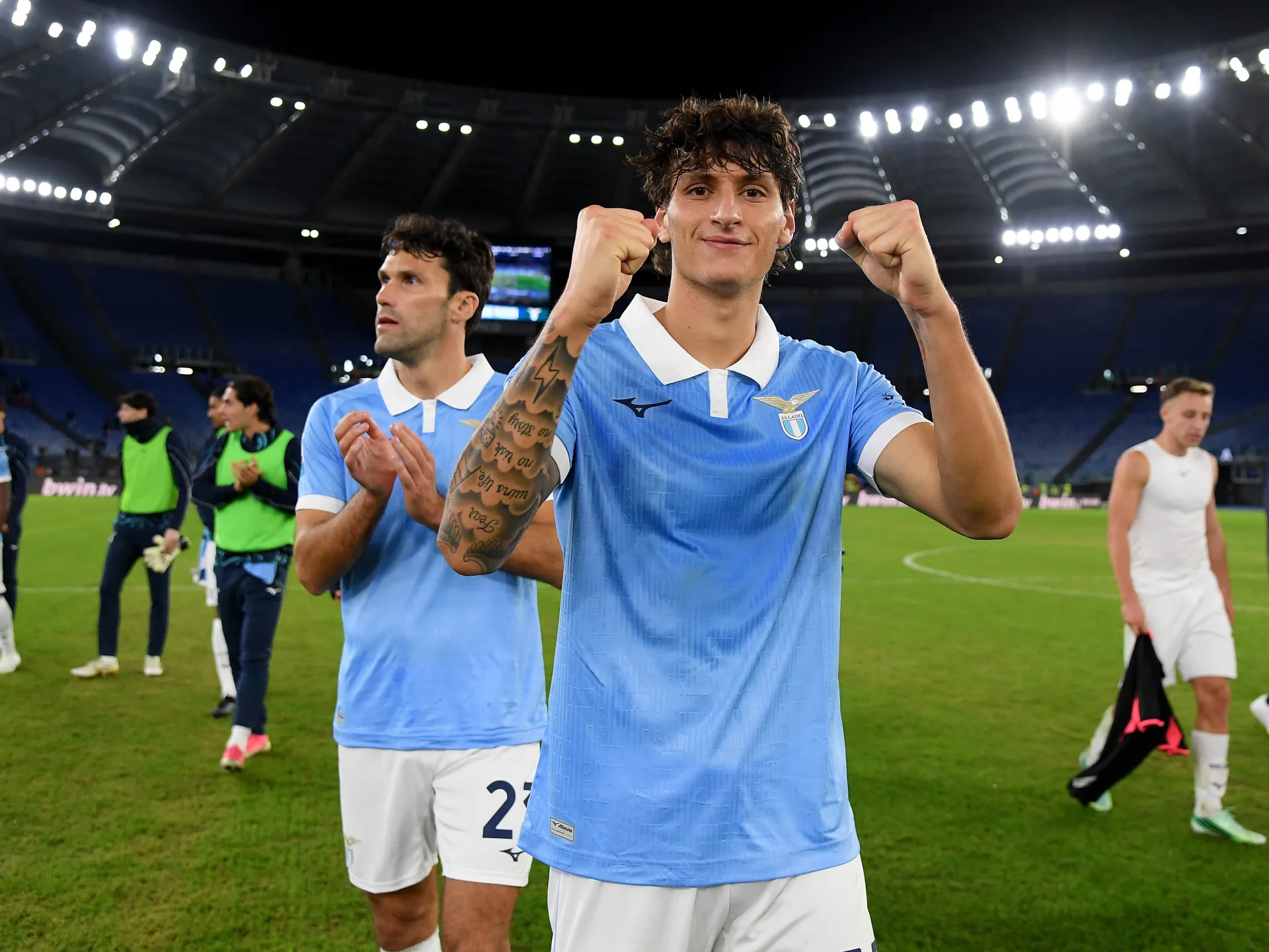 شاهد.. لاتسيو ينفرد بصدارة الدوري الإيطالي وروما ينجو من فخ نابولي