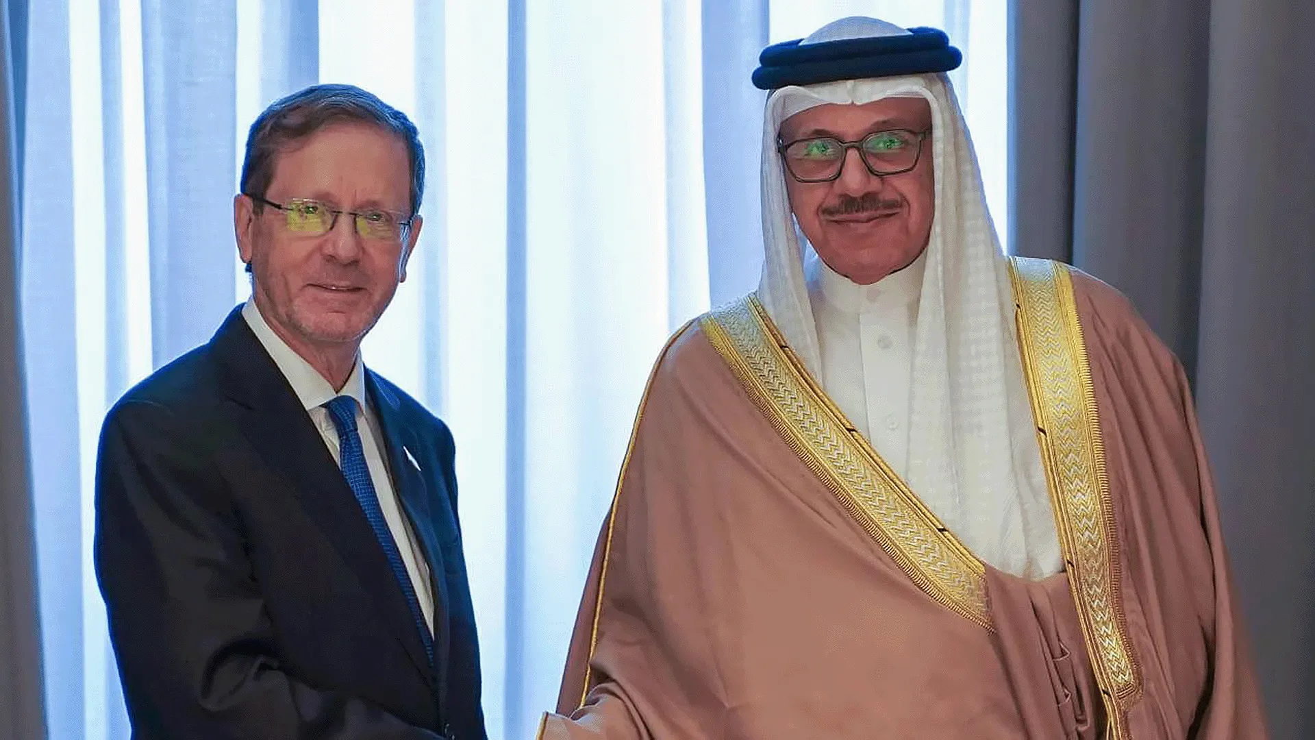 وزير خارجية البحرين يلتقي الرئيس الإسرائيلي في أذربيجان