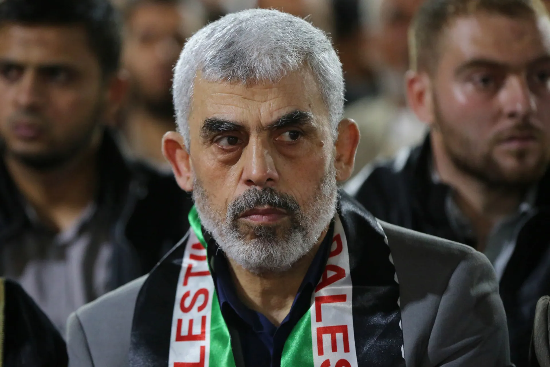 مغردون يتهمون الاحتلال بالتحريض على عائلة يحيى السنوار بعد نشر رسالة نجله