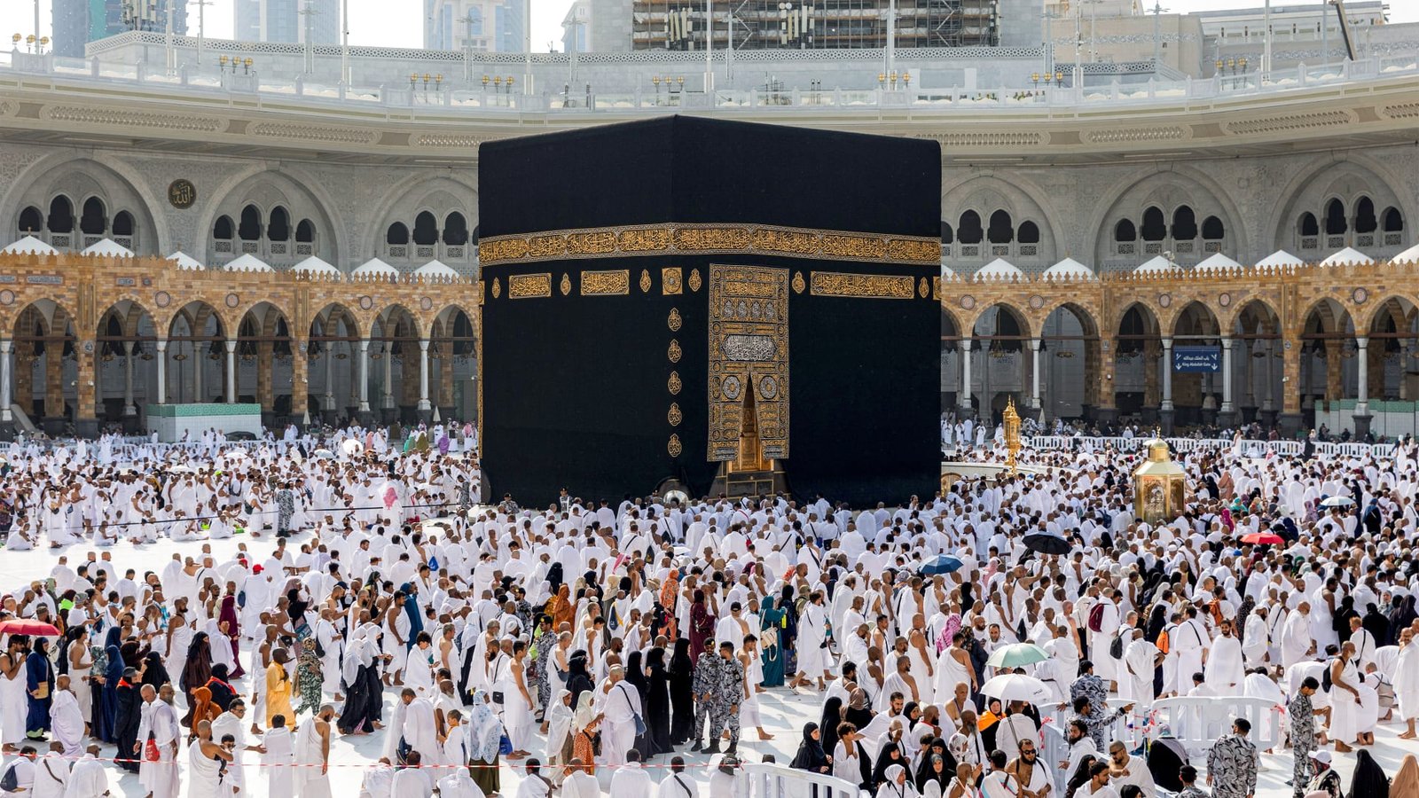 "مصادمة للشريعة".. خطيبا الحرمين ينددان بهجمات الحوثيين على مكة والمدينة