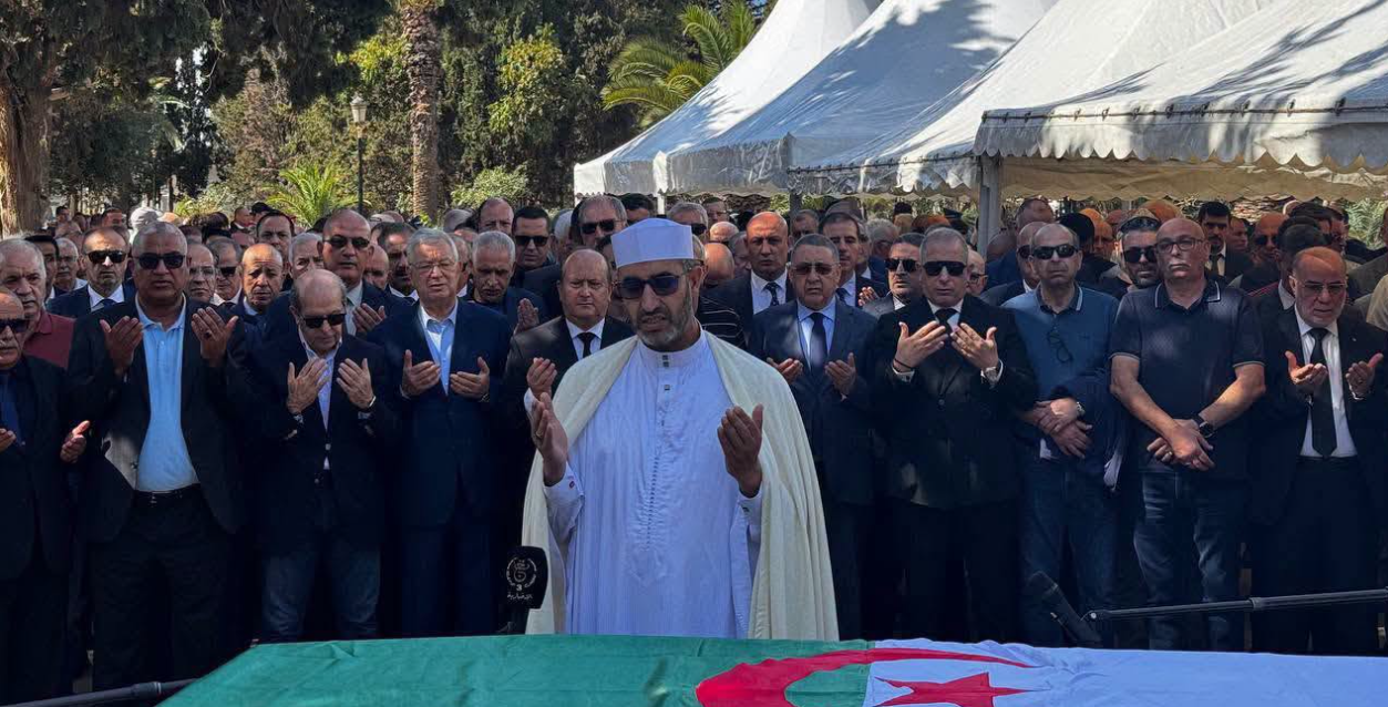 جثمان الفقيد حميد لوناوسي يوارى الثرى بمقبرة العالية بالعاصمة
