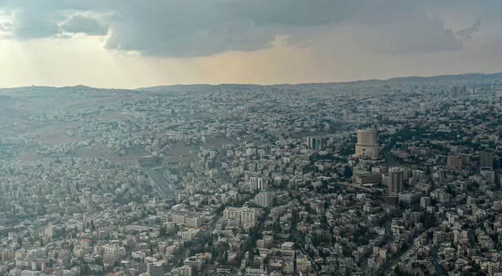 طقس خريفي غائم جزئيا في عمان مع تجدد فرص الأمطار الخميس