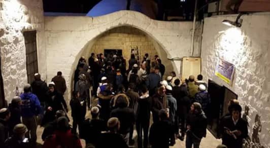 مصادر فلسطينية: مئات المستوطنين يقتحمون مقام يوسف شرق نابلس بحماية قوات الاحتلال