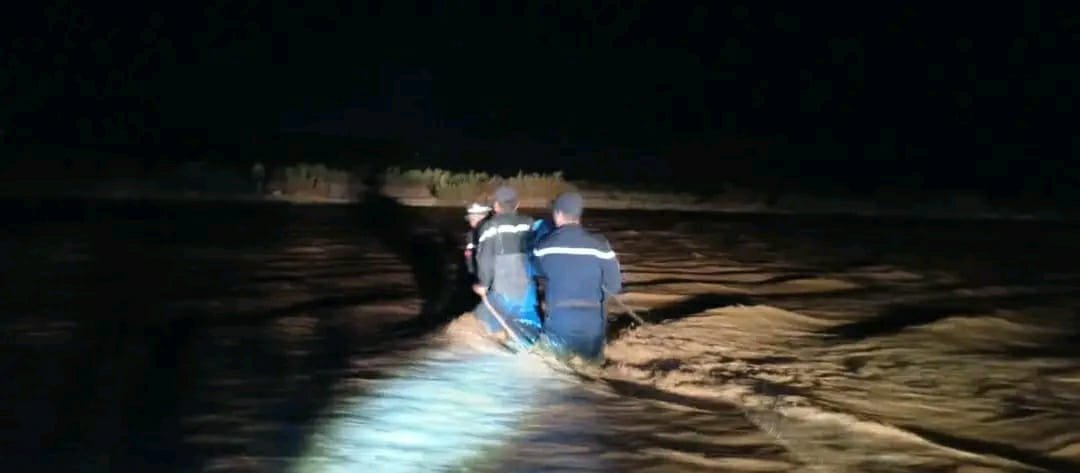 البيض.. إنقاذ طفل علق بواد صقر ببريزينة
