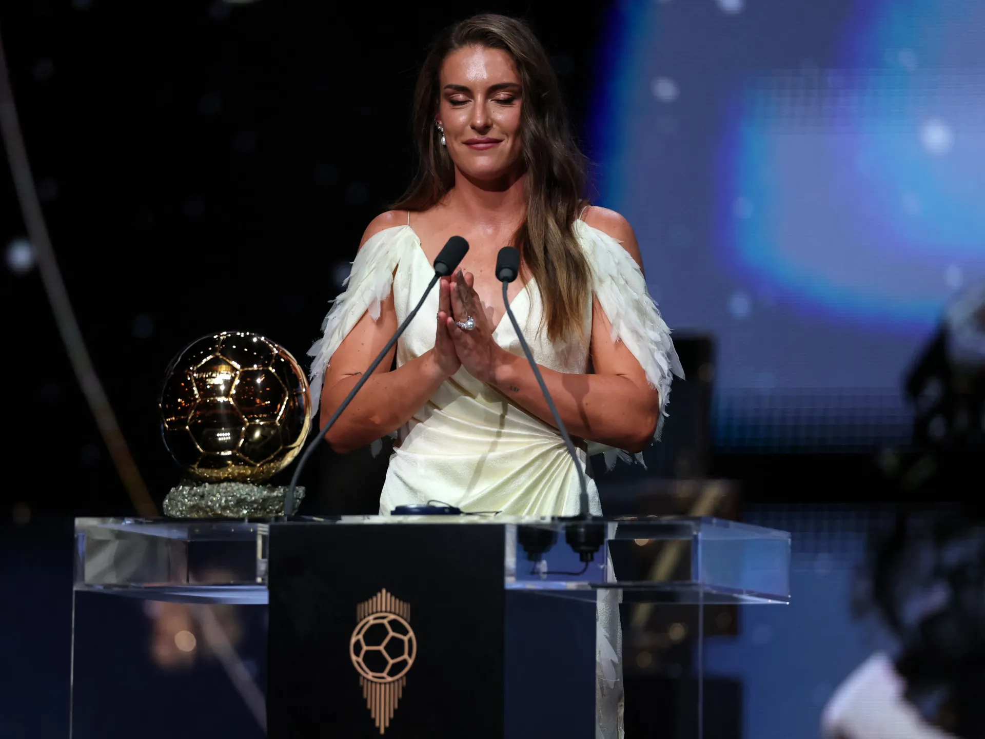 بوتياس تحصد الثالثة وبرشلونة يهيمن.. جميع جوائز الكرة الذهبية للسيدات 2026