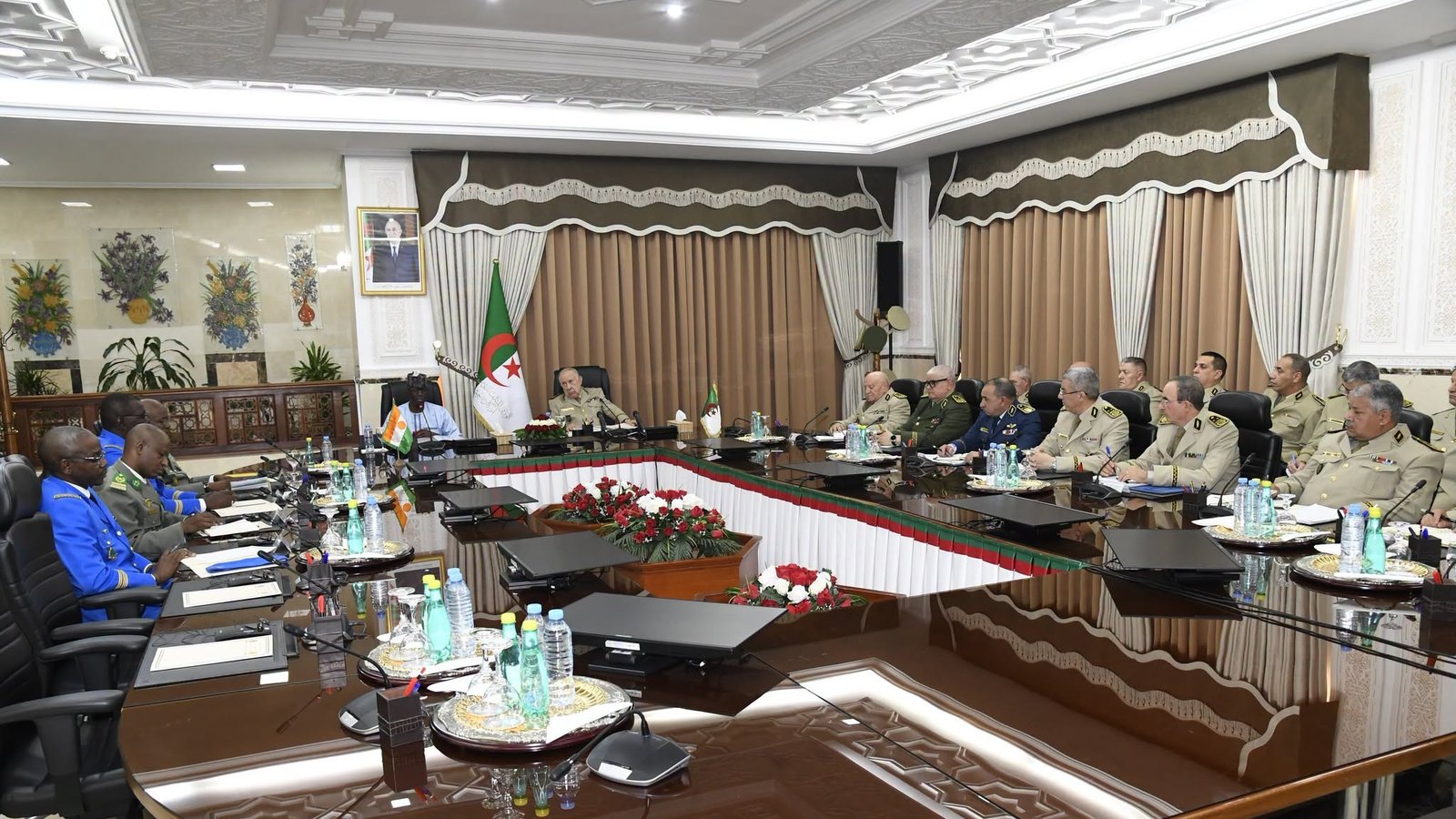 الفريق أول شنڨريحة يستقبل وزير الدفاع النيجري
