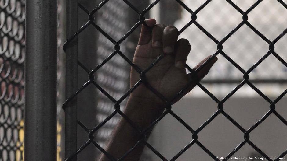 مصر: عشرات الصحافيين يعتصمون أمام النقابة احتجاجًا على اعتقال فريق "متصدقش"