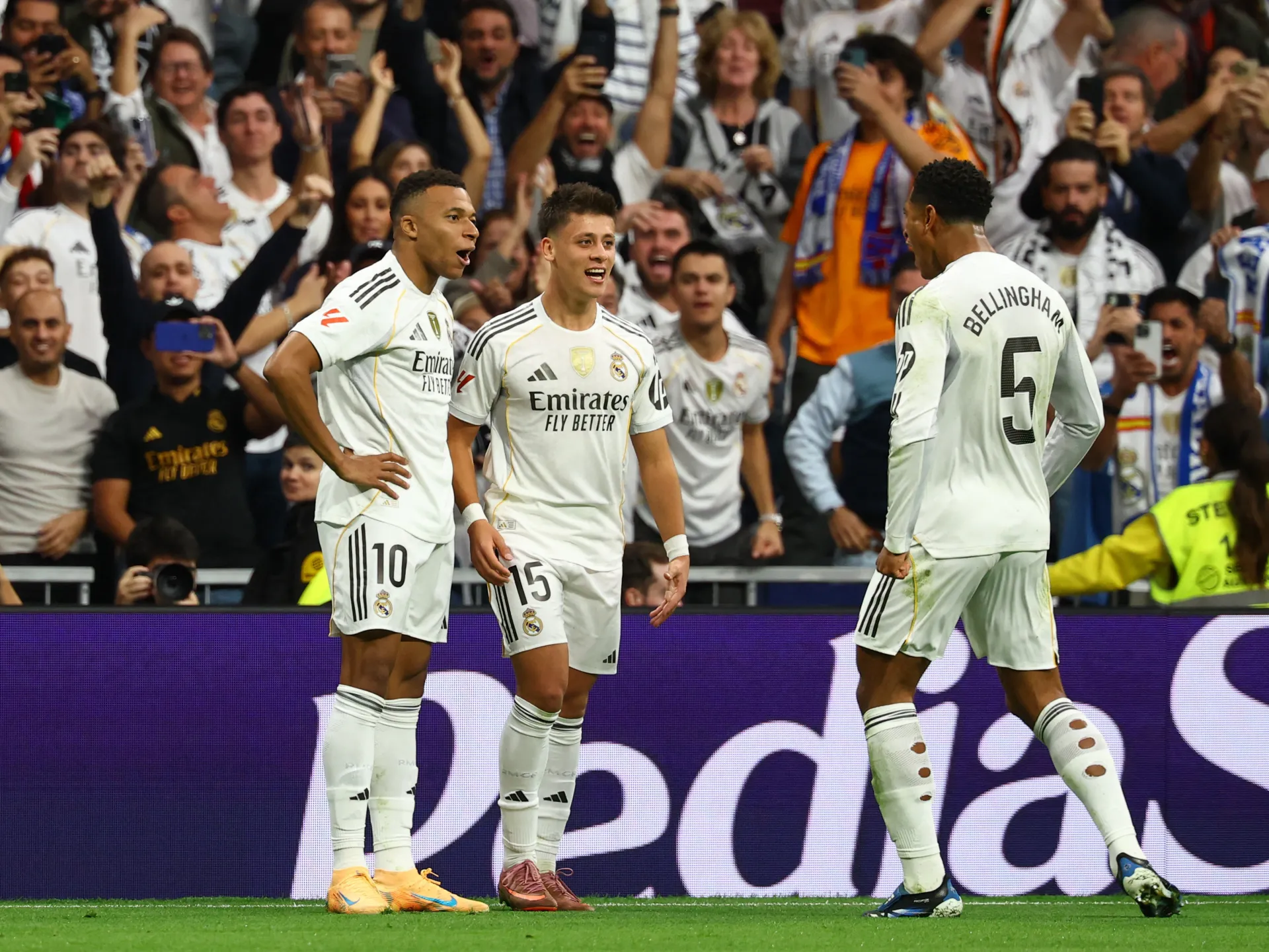 عقد لـ 5 سنوات وزيادة في الراتب.. ريال مدريد يسارع لتحصين نجمه