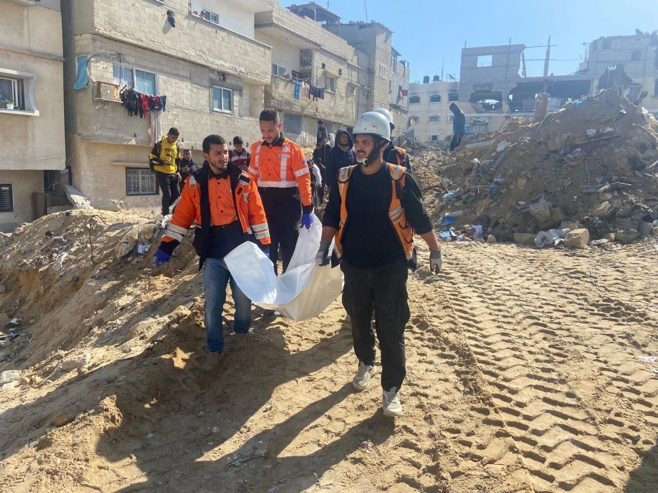 ارتقاء شهيد بانهيار منزل متضرر من حرب الإبادة الإسرائيلية على غزة