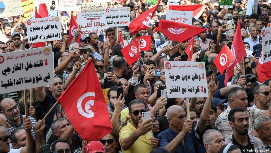 "العيش بكرامة".. آلاف التونسيين يتظاهرون ضد الغلاء والمطالبة بالحريات في أكبر احتجاج ضد الرئيس قيس سعيد منذ سنوات