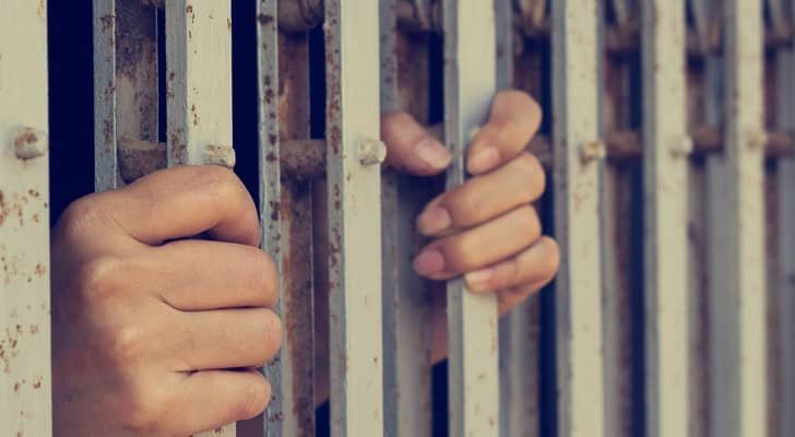 إنتربول الأردن يسلّم إنتربول فلسطين مطلوبا فارا من العدالة بتهم الاحتيال المالي