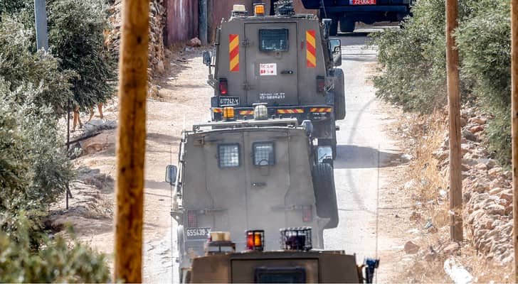 مصادر فلسطينية: حملة اقتحامات واعتقالات موسعة بالضفة بالتوازي مع اعتداءات المستوطنين