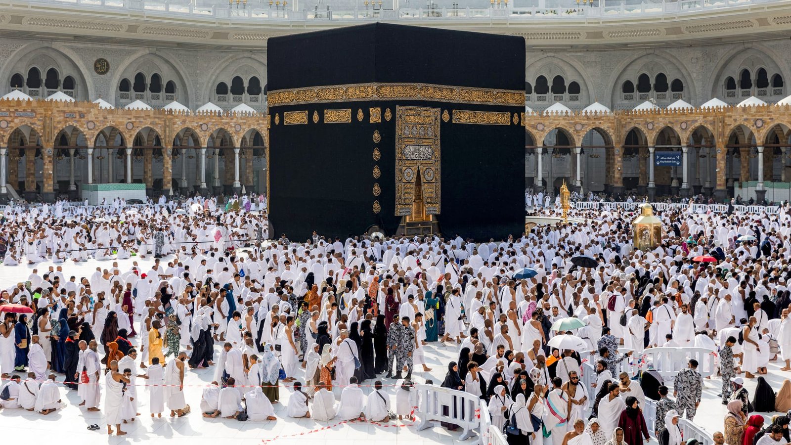 أمير سعودي يرد على مغرد هاجم المملكة ومن وصفهم بـ"حجاج موسم الرياض"