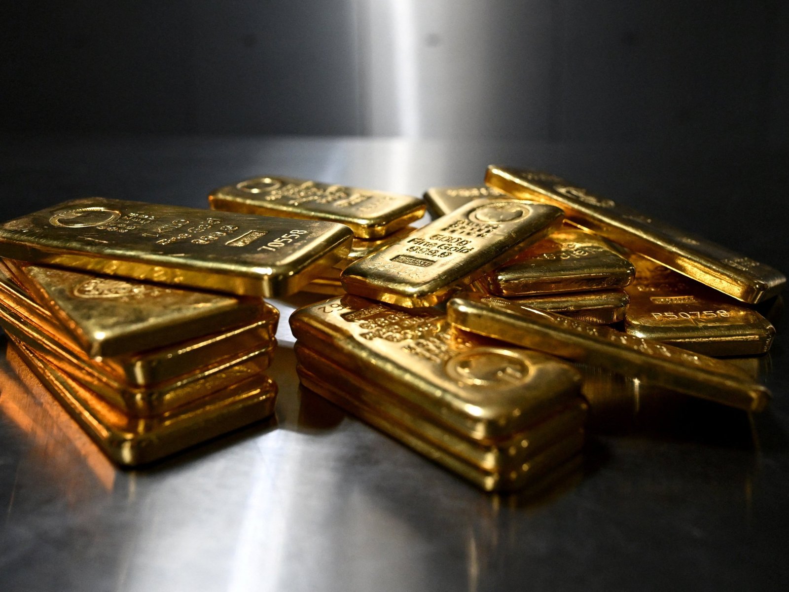 الذهب والدولار يتراجعان والنفط يتباين وسط ترقب بيانات التضخم الأمريكية